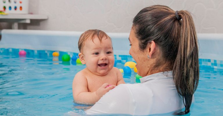 Bebe feliz en una sesión de estimulación en Pikabú Kids
