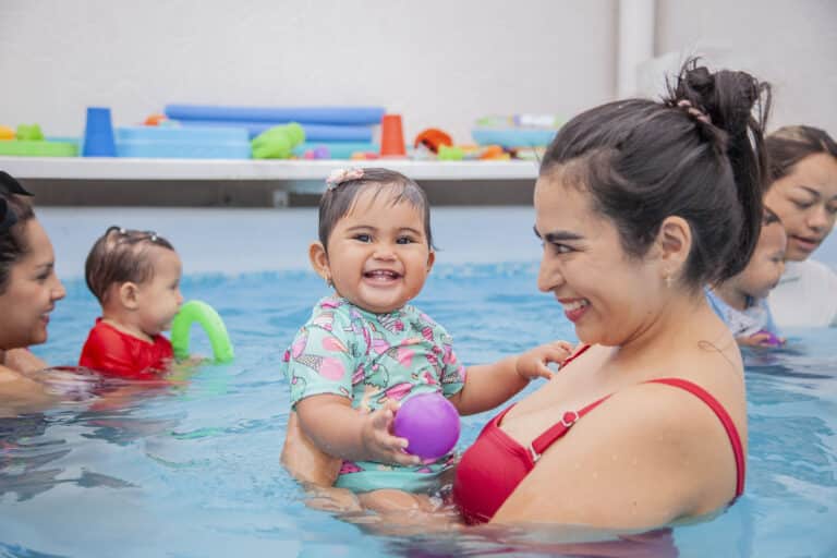 Bebe en estimulación acuática